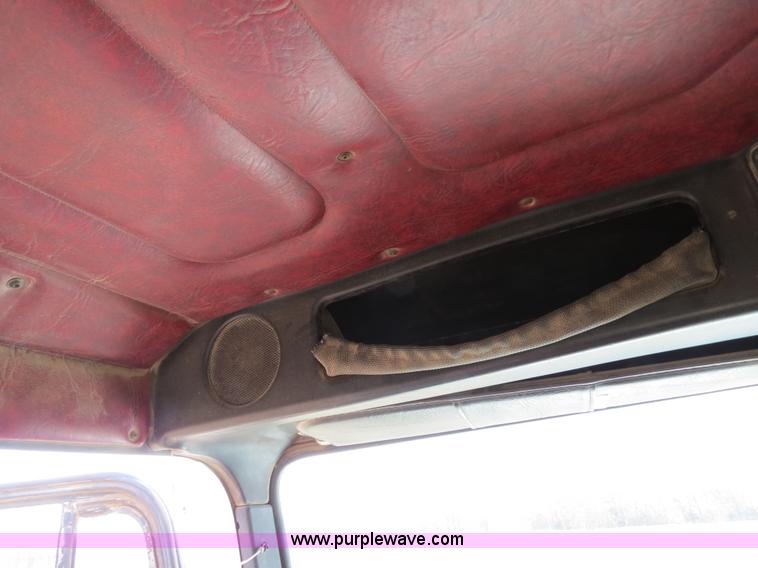 image for item B4607 1994 Freightliner FLD112 semi truck