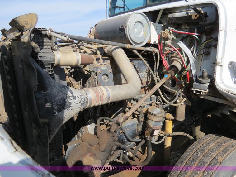 image for item B4607 1994 Freightliner FLD112 semi truck