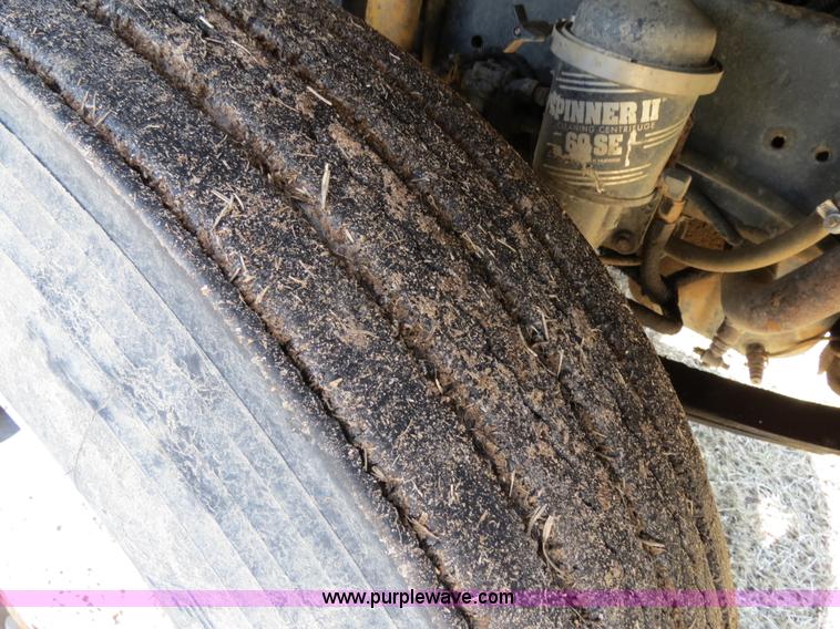 image for item B4607 1994 Freightliner FLD112 semi truck