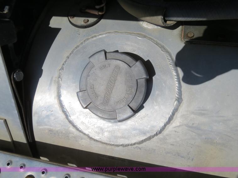 image for item B4607 1994 Freightliner FLD112 semi truck