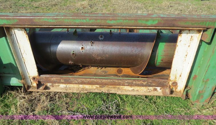 image for item B4610 John Deere 853A row crop header