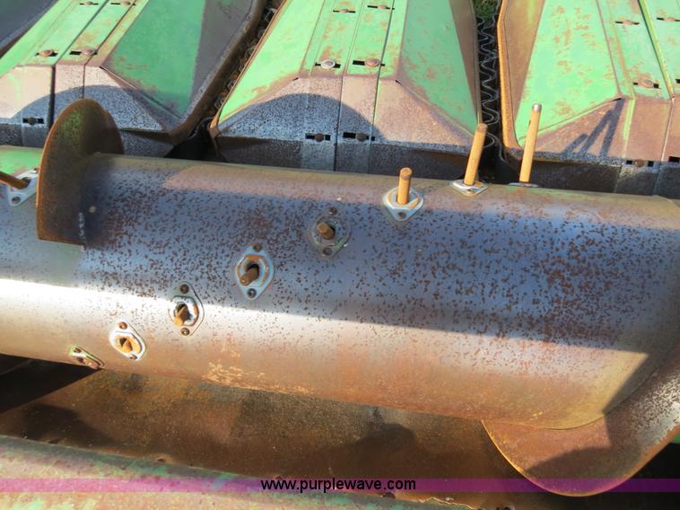 image for item B4610 John Deere 853A row crop header
