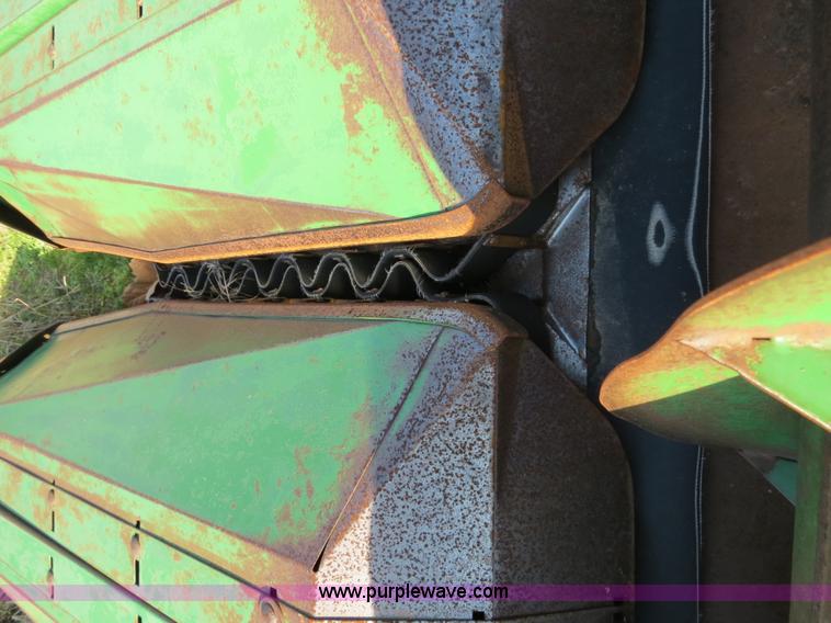 image for item B4610 John Deere 853A row crop header