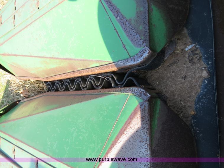 image for item B4610 John Deere 853A row crop header