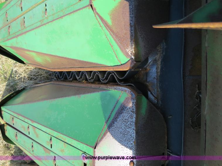 image for item B4610 John Deere 853A row crop header