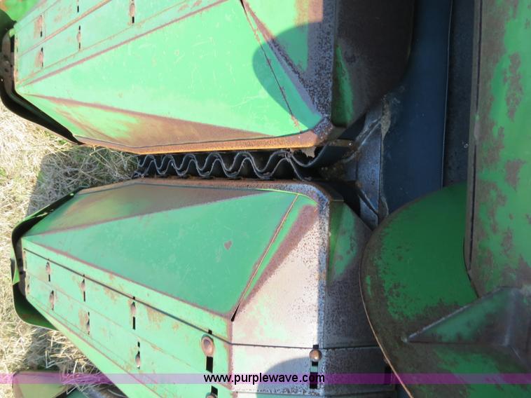 image for item B4610 John Deere 853A row crop header