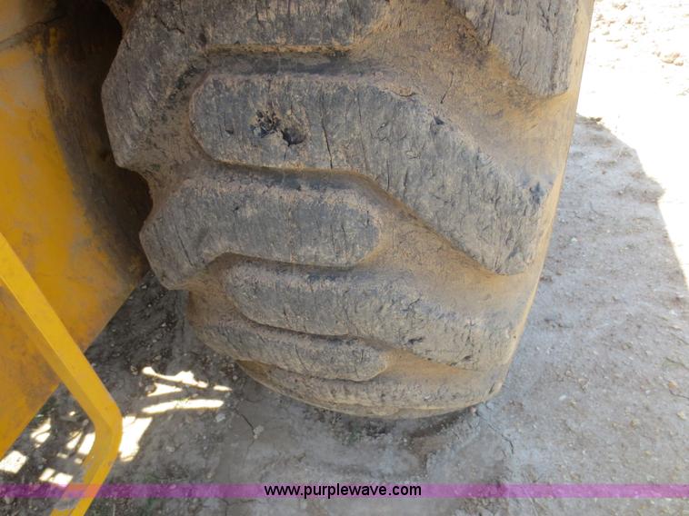 image for item D5995 1980 John Deere 762 paddle wheel scraper