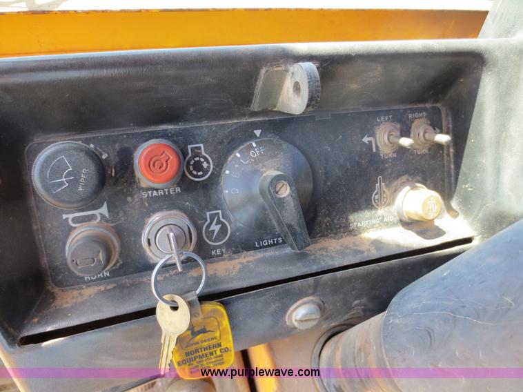 image for item D5995 1980 John Deere 762 paddle wheel scraper