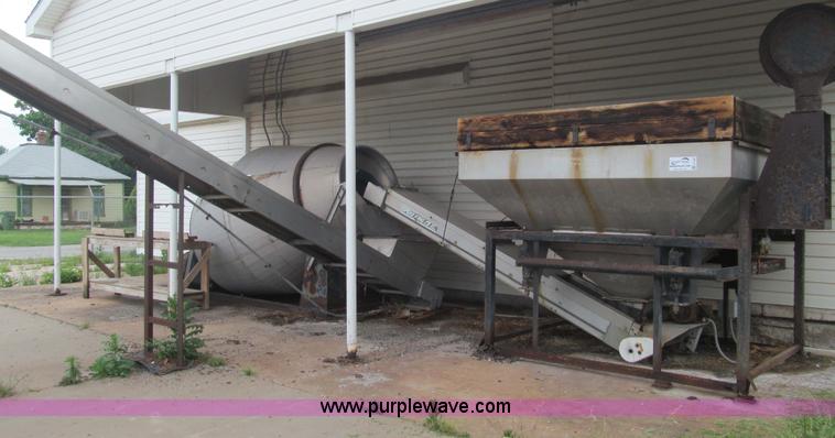image for item E7538 Speed King stainless steel conveyor mixer and fertilizer hopper with scale