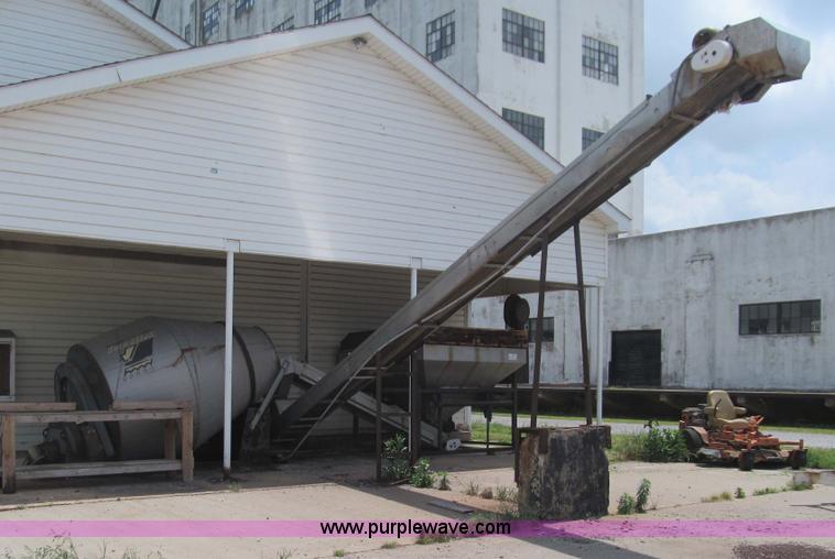 image for item E7538 Speed King stainless steel conveyor mixer and fertilizer hopper with scale