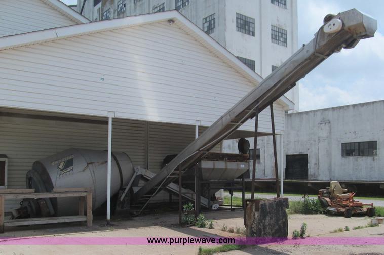 image for item E7538 Speed King stainless steel conveyor mixer and fertilizer hopper with scale