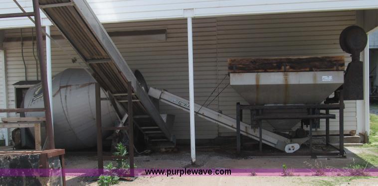 image for item E7538 Speed King stainless steel conveyor mixer and fertilizer hopper with scale