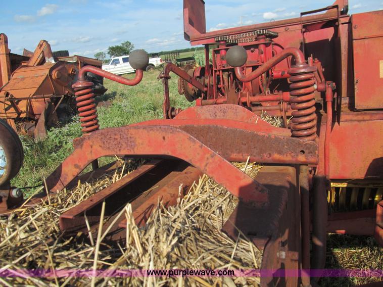 image for item F3192 1976 New Holland 276 small square baler