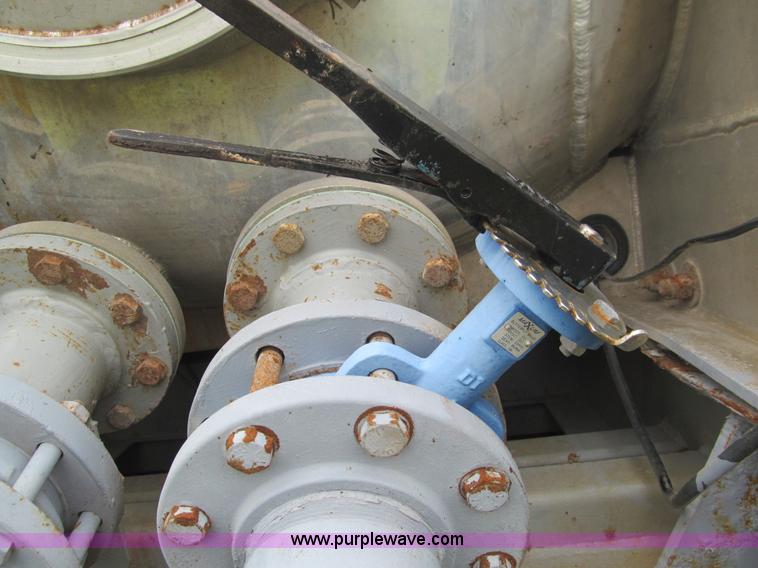 image for item F3200 2007 Dragon 150BBL vacuum trailer