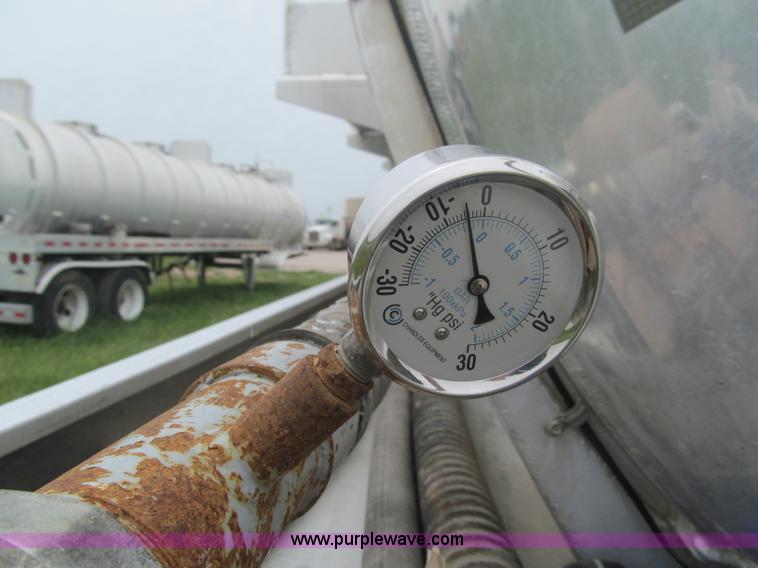 image for item F3200 2007 Dragon 150BBL vacuum trailer