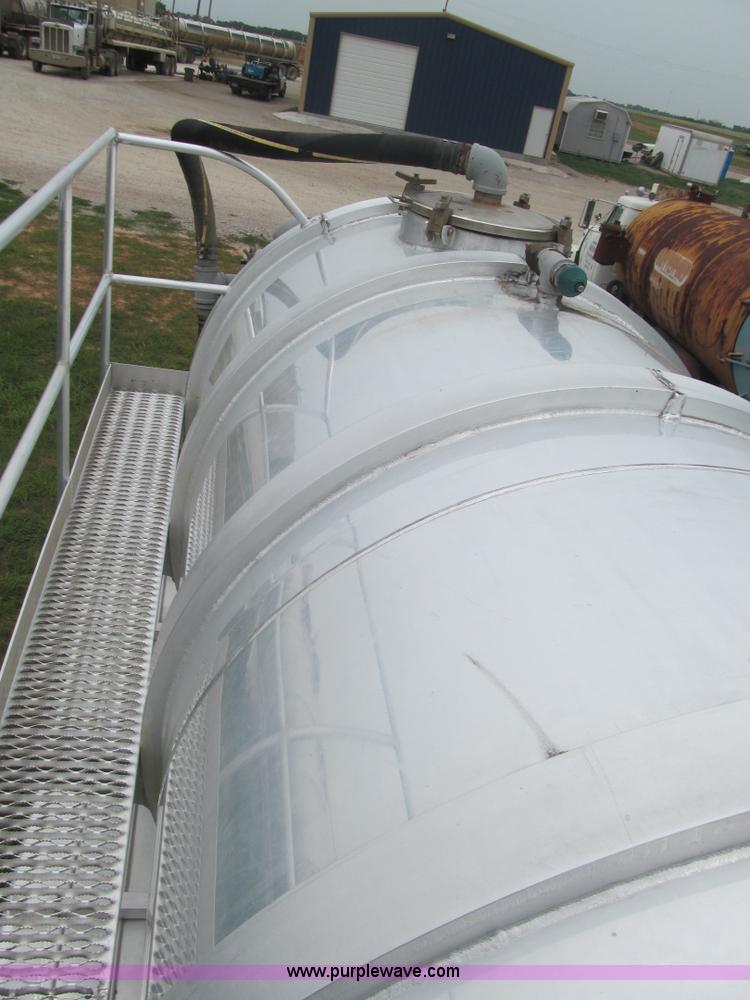 image for item F3200 2007 Dragon 150BBL vacuum trailer