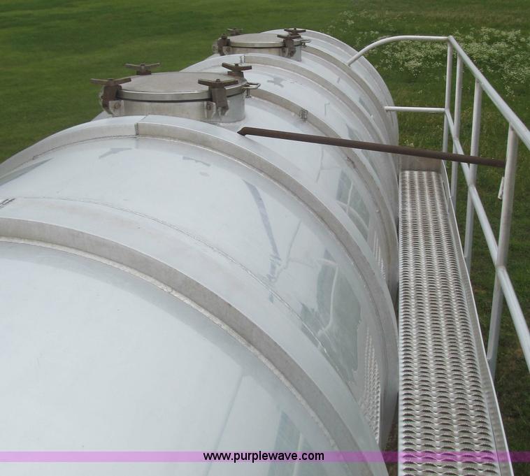 image for item F3200 2007 Dragon 150BBL vacuum trailer