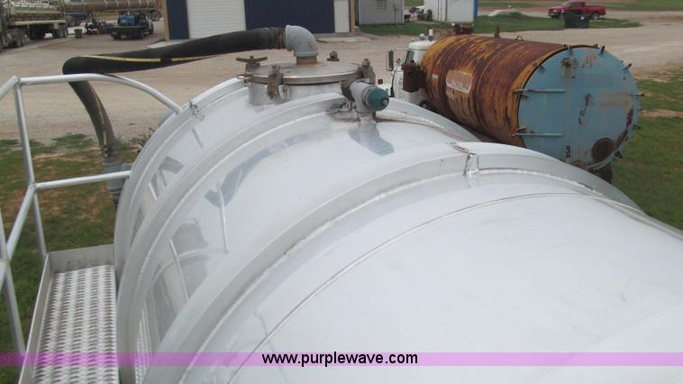 image for item F3200 2007 Dragon 150BBL vacuum trailer