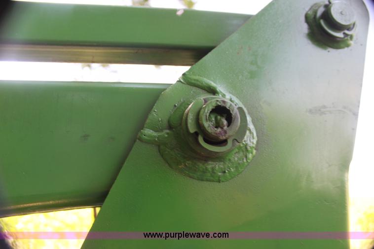 image for item H7481 John Deere 260 loader