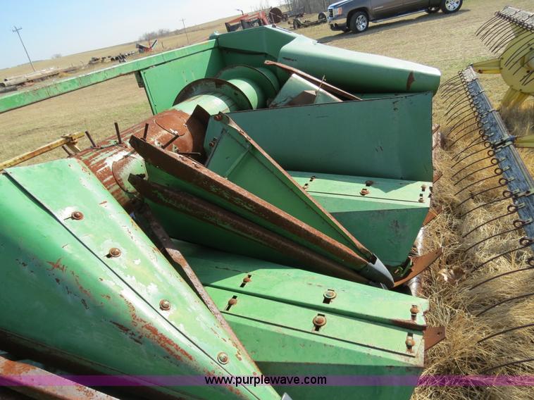 image for item S5929 John Deere 853A row crop header