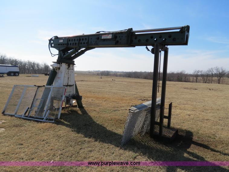 image for item S9525 Ustc, Inc. truck mounted crane