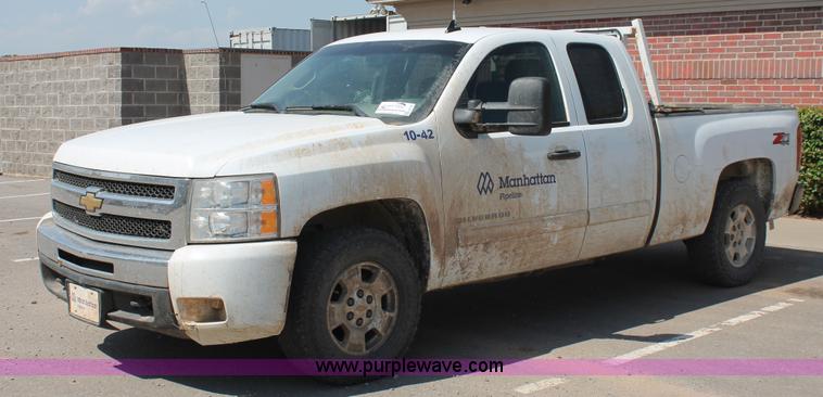 image for item H8181 2010 Chevrolet Silverado 1500 Z71 Ext. Cab pickup truck