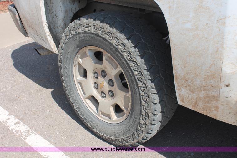 image for item H8181 2010 Chevrolet Silverado 1500 Z71 Ext. Cab pickup truck