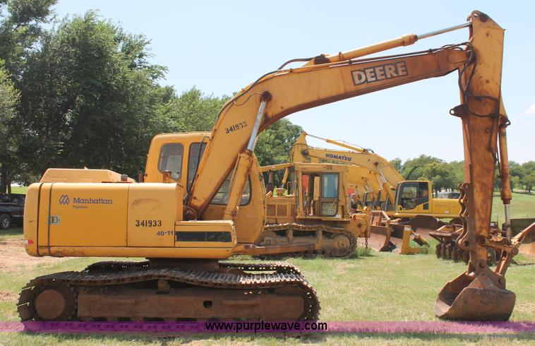 image for item H8182 2000 John Deere 120 excavator