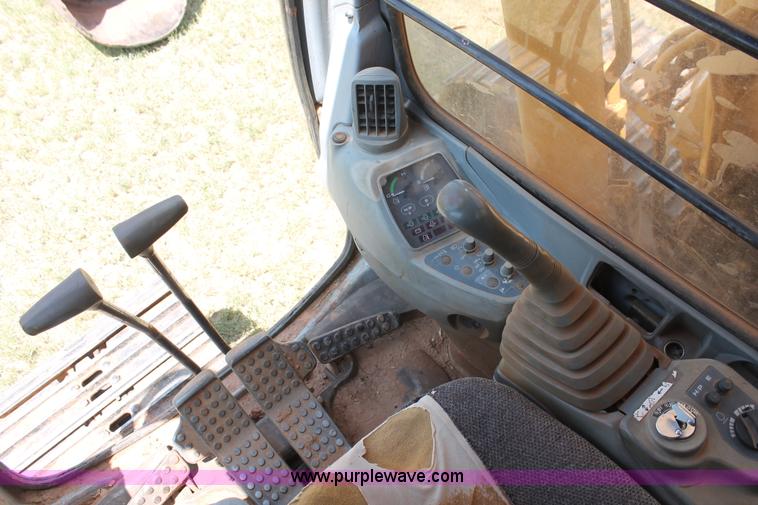 image for item H8182 2000 John Deere 120 excavator