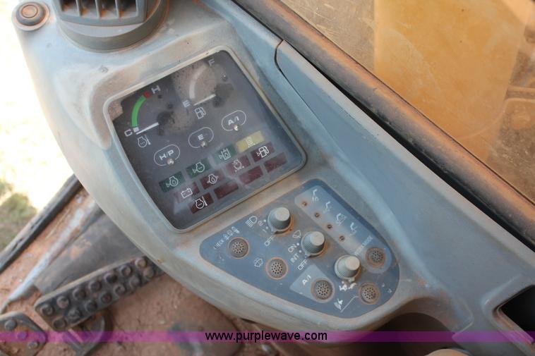 image for item H8182 2000 John Deere 120 excavator