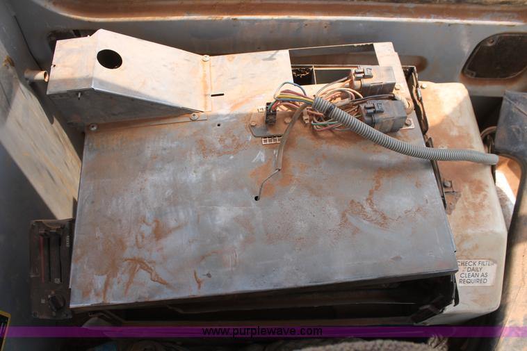 image for item H8182 2000 John Deere 120 excavator