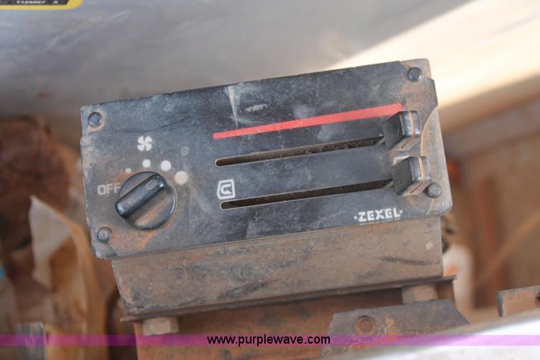 image for item H8182 2000 John Deere 120 excavator