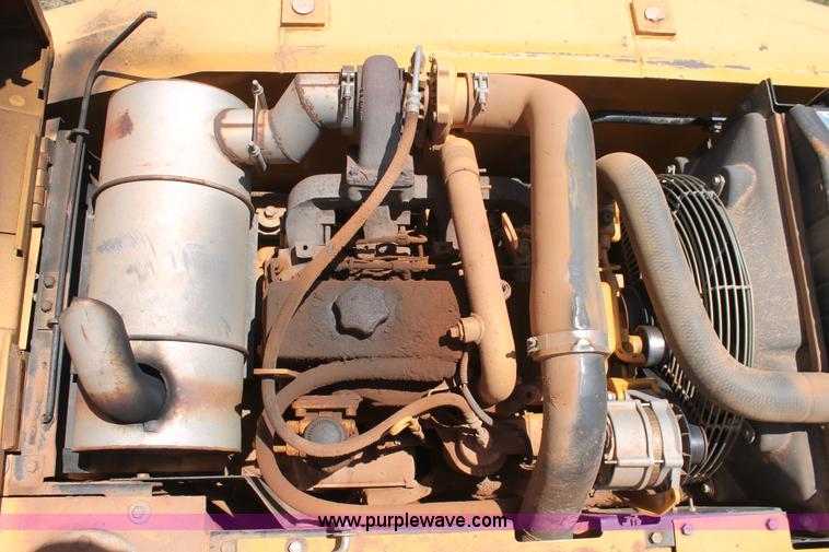 image for item H8182 2000 John Deere 120 excavator