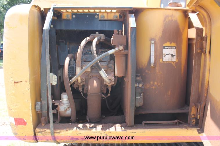 image for item H8182 2000 John Deere 120 excavator