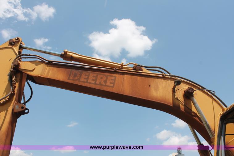 image for item H8182 2000 John Deere 120 excavator