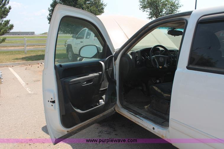 image for item I1548 2010 Chevrolet Silverado 2500HD Ext. Cab pickup truck