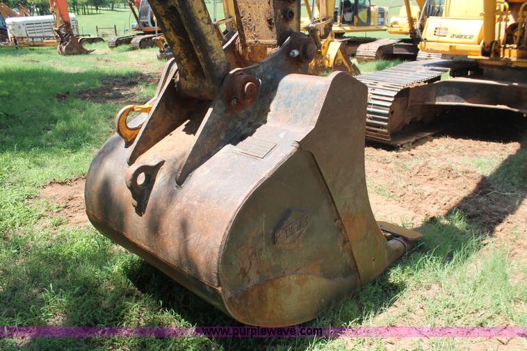 image for item I1549 2001 Komatsu PC200LC-6LE excavator