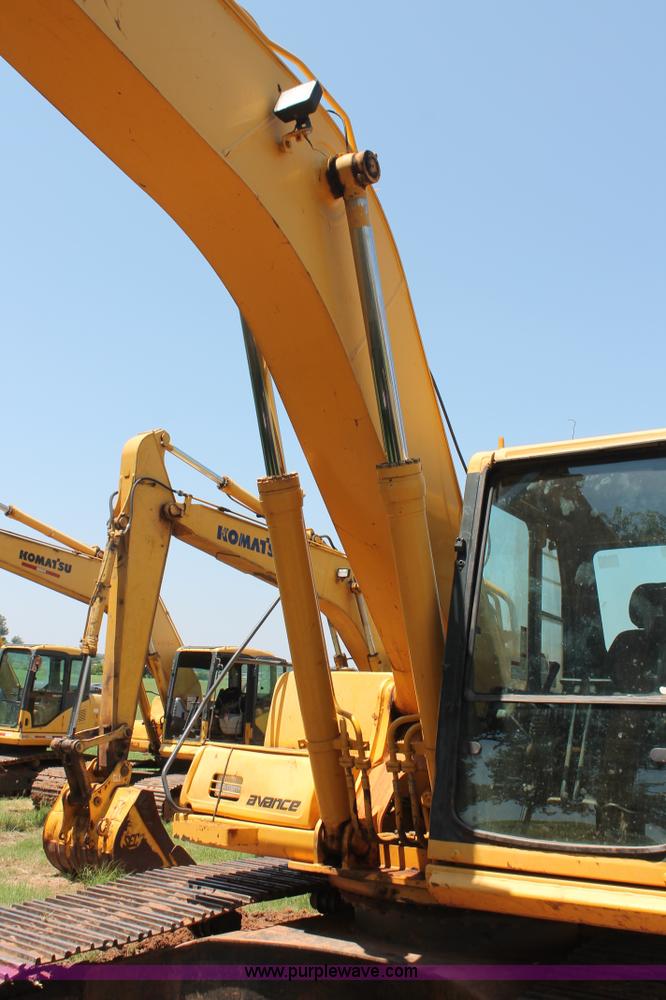 image for item I1549 2001 Komatsu PC200LC-6LE excavator