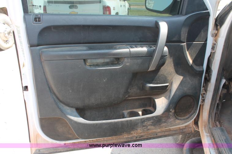 image for item I1551 2011 Chevrolet Silverado 2500HD Ext. Cab pickup truck