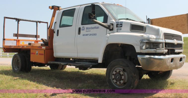 image for item I1556 2006 Chevrolet C5500 Crew Cab flat bed truck