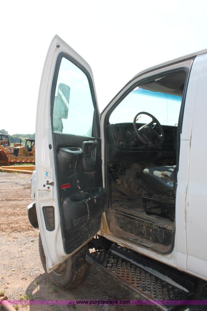 image for item I1556 2006 Chevrolet C5500 Crew Cab flat bed truck