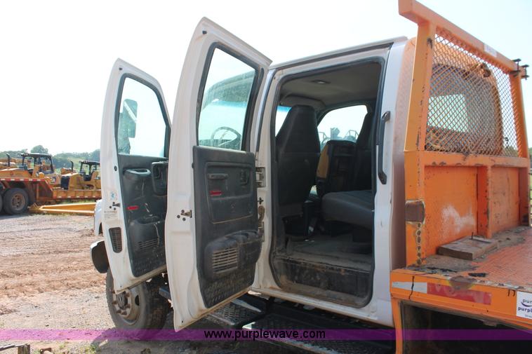 image for item I1556 2006 Chevrolet C5500 Crew Cab flat bed truck