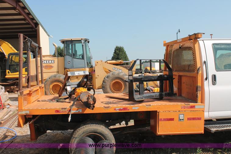 image for item I1556 2006 Chevrolet C5500 Crew Cab flat bed truck