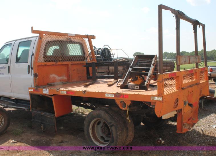 image for item I1556 2006 Chevrolet C5500 Crew Cab flat bed truck