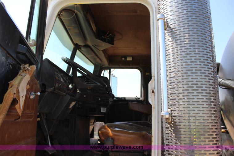 image for item I1560 1996 Freightliner FLD vacuum truck