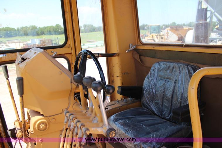 image for item I1563 1982 Caterpillar 140G motor grader