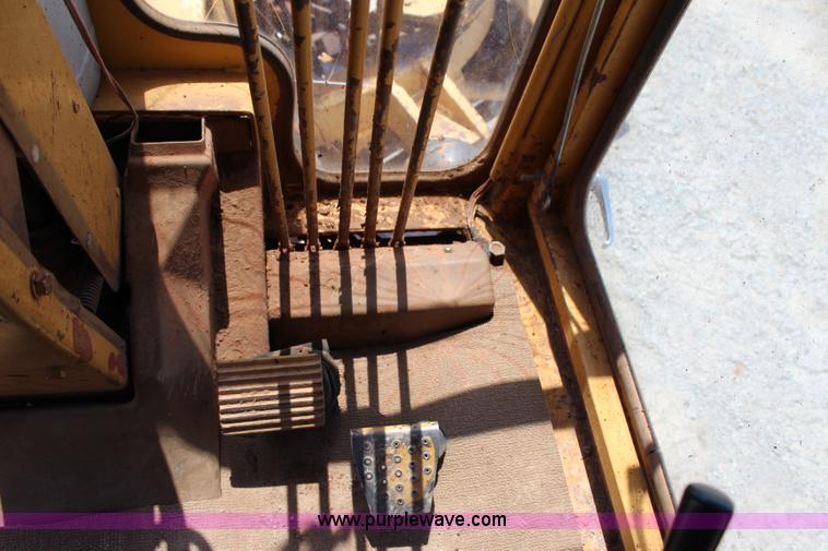 image for item I1563 1982 Caterpillar 140G motor grader