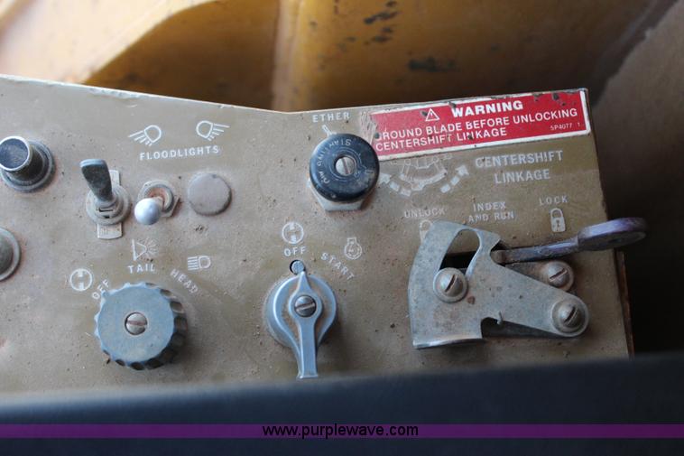 image for item I1563 1982 Caterpillar 140G motor grader