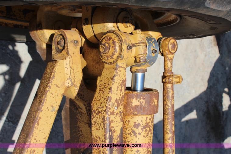 image for item I1563 1982 Caterpillar 140G motor grader