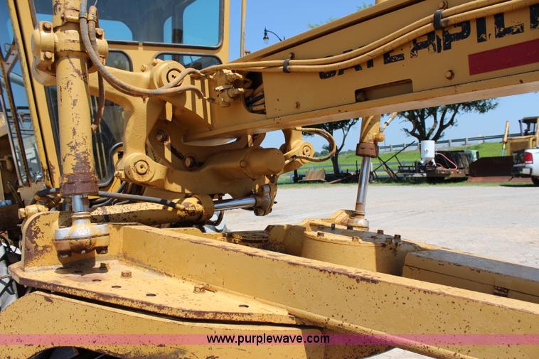 image for item I1563 1982 Caterpillar 140G motor grader